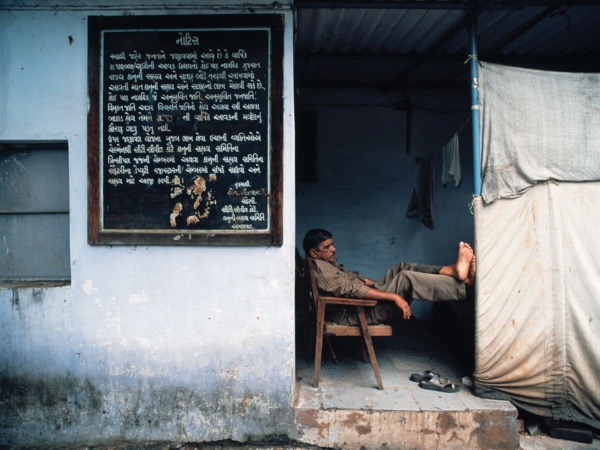 Repos d'un gardien a Bhadra Fort, Ahmedabad, Gujarat     /     A watchman resting at Bhadra Fort, Ahmedabad, Gujarat